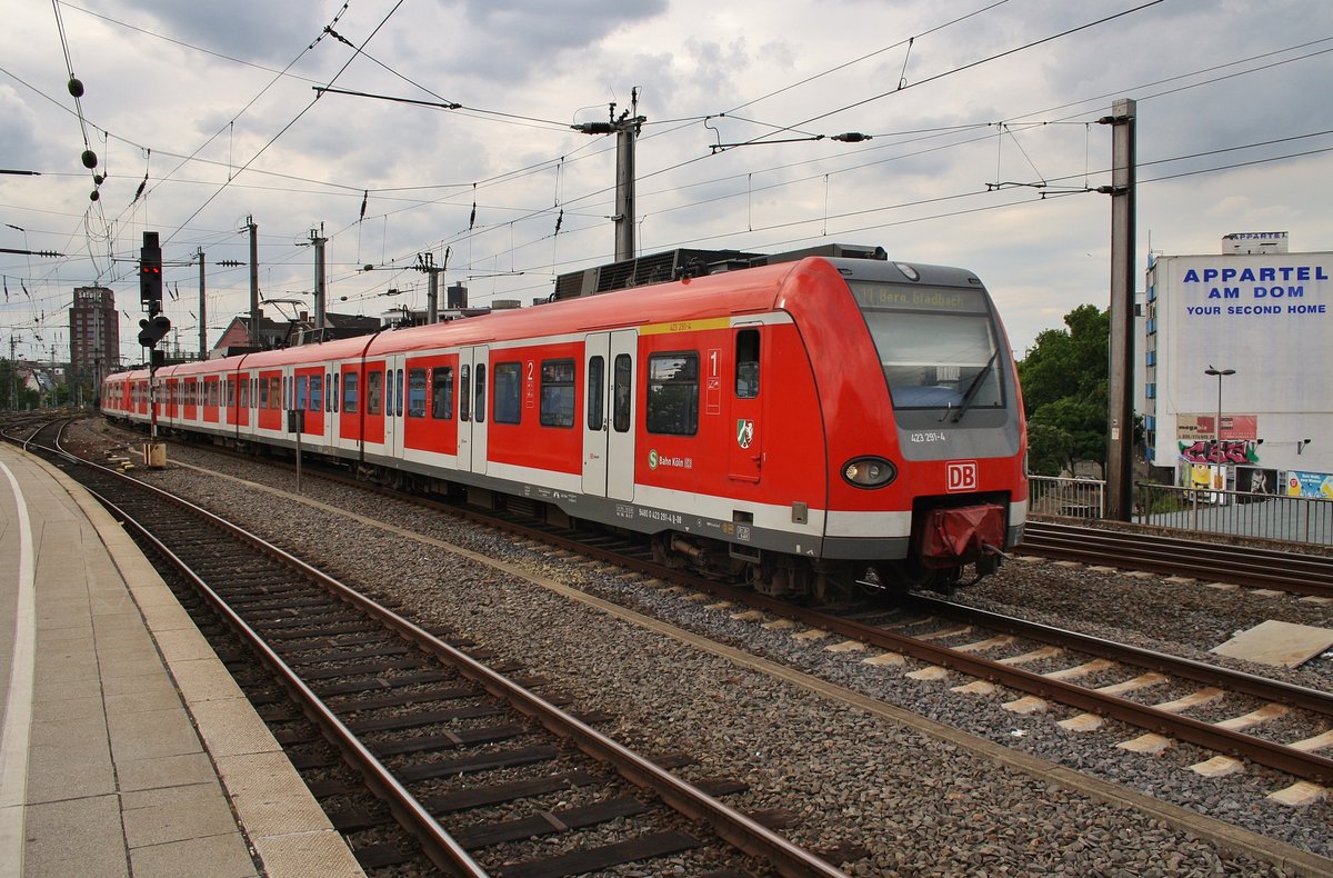 423 291-4 erreicht am 3.7.2017 als S11 von Düsseldorf Flughafen Terminal nach Bergisch Gladbach den Hauptbahnhof der Domstadt.