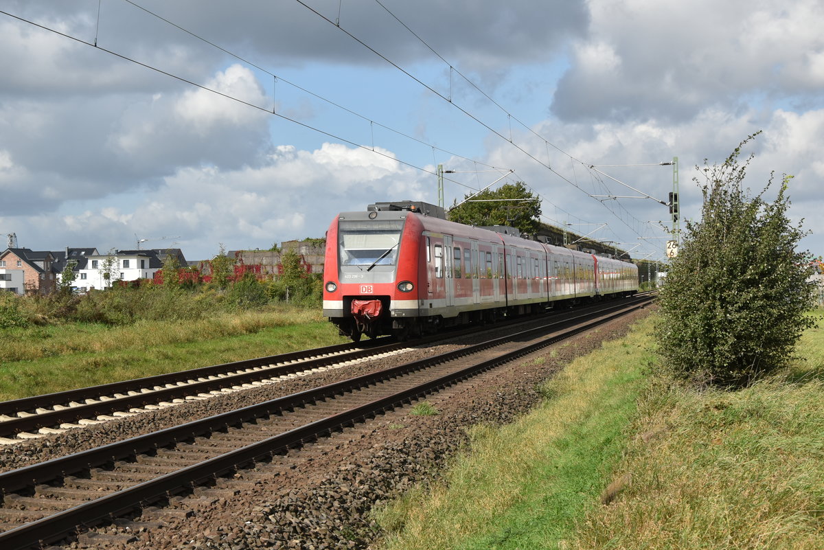 423 296-3 ist als Führungsfahrzeug eines S11 Zuges nach Bergisch Gladbach am Dienstag den 3.10.2017 bei Allerheiligen zu sehen. 
