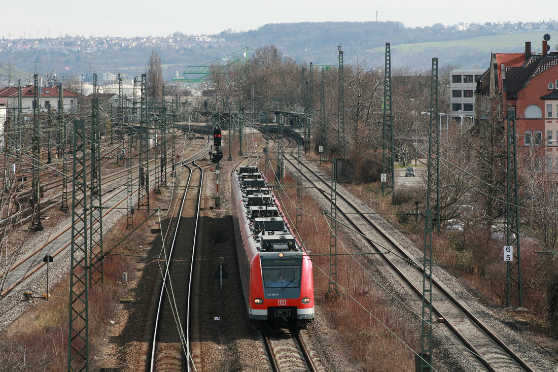 423 308 + 423 xxx als S 1 von Plochingen nach Herrenberg.
Fotografiert von einem Fußgängersteg in Stuttgart-Untertürkheim.
