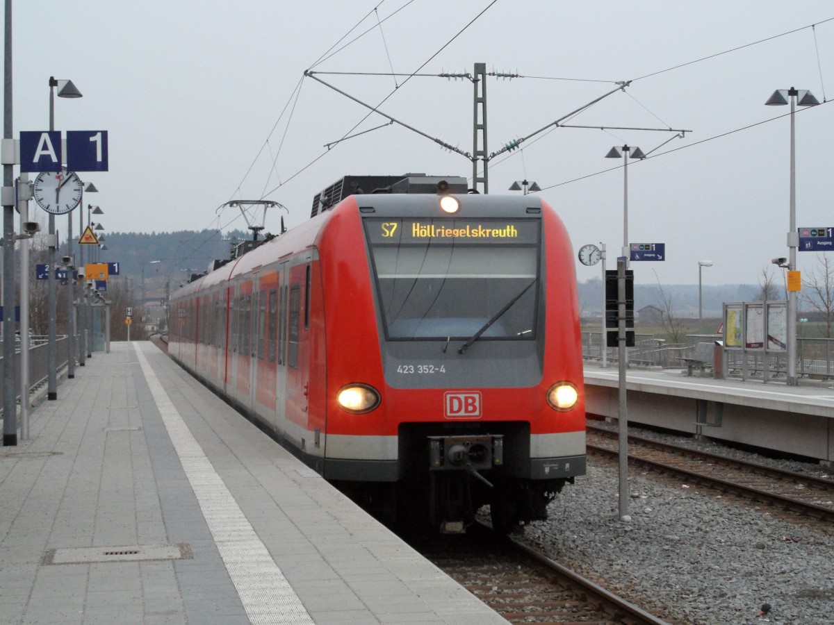423 352 ist am 23.03.13 auf der S7 (6794) nach Höllriegelskreuth unterwegs. Hier am Startbahnhof Aying.