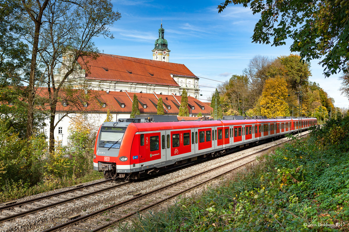 423 361 kommt auf der Strecke der Münchner S4 am Kloster Fürstenfeld vorbei. Fürstenfeldbruck, 13.10.2017