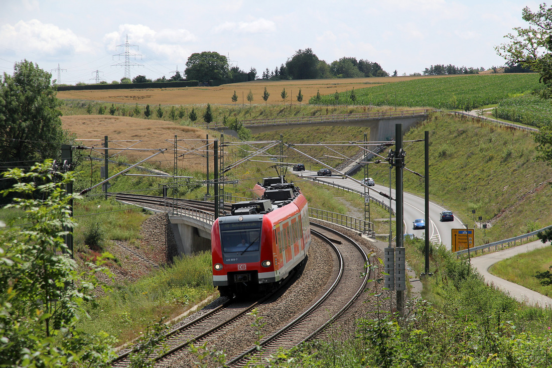 423 369 befährt die Rankbachbahn in nördliche Richtung am 14. Juli 2017.
Fotografiert zwischen Magstadt und Renningen Süd.