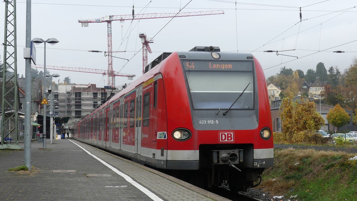 423 412  40 Jahre S-Bahn Rhein-Main  steht gemeinsam mit einem weiteren 423 abfahrbereit als S4 nach Langen in Kronberg. Aufgenommen am 10.11.2018 12:33