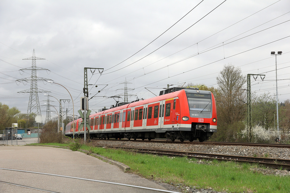 423 461 + 423 032 wurden zwischen den Stationen Altbach und Plochingen fotografiert.
Aufnahmedatum: 7. April 2016
S 1 von Stuttgart Schwabstraße nach Plochingen.