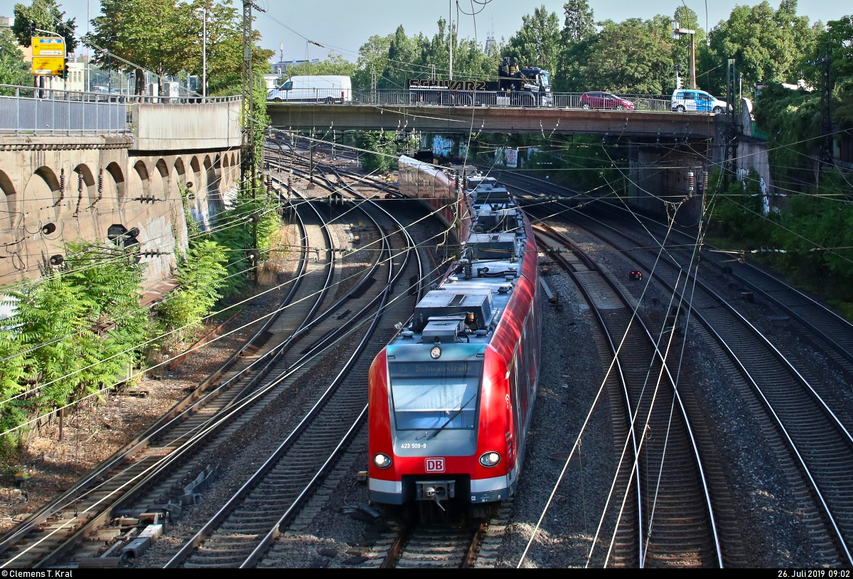 423 509-9 und 423 ??? der S-Bahn Stuttgart als S5 von Bietigheim-Bissingen nach Stuttgart Schwabstraße verlassen das südliche Gleisvorfeld des Bahnhofs Ludwigsburg.
Aufgenommen vom  Gießhaus-Steg .
[26.7.2019 | 9:02 Uhr]