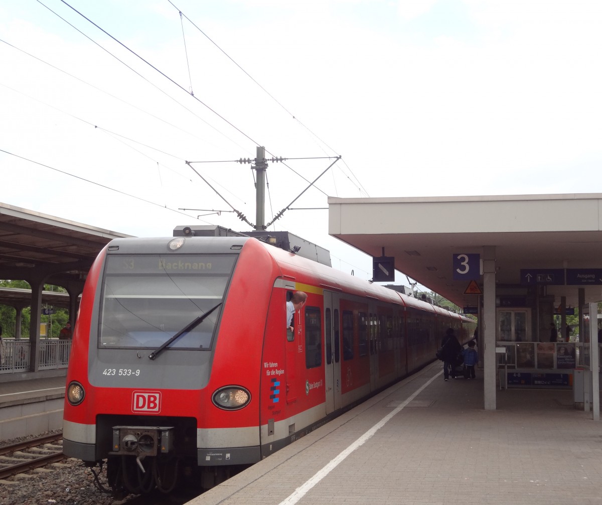 423 533 steht als S3 nach Backnang abfahrtbereit in Bad Cannstatt. (Frhling 2013)