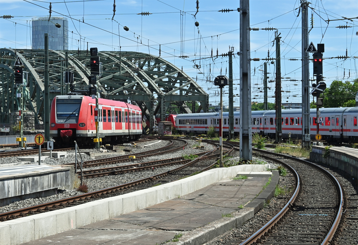 423 548-7 und IC zwischen Hohenzollernbrücke und Hbf Köln - 12.07.2022