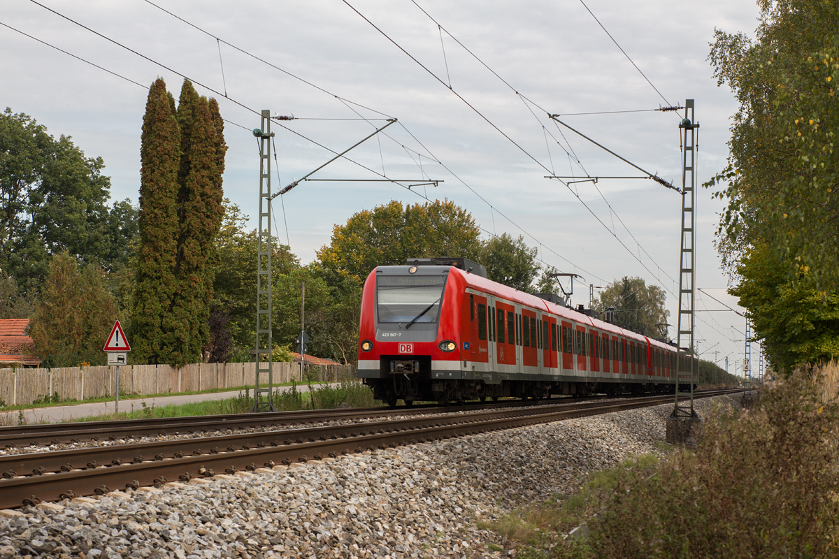 423 567-7 der S-Bahn München wurde am 03.10.15 in Poing fotografiert, als sie am frühen Nachmittag als S2 von Erding nach Petershausen unterwegs war.