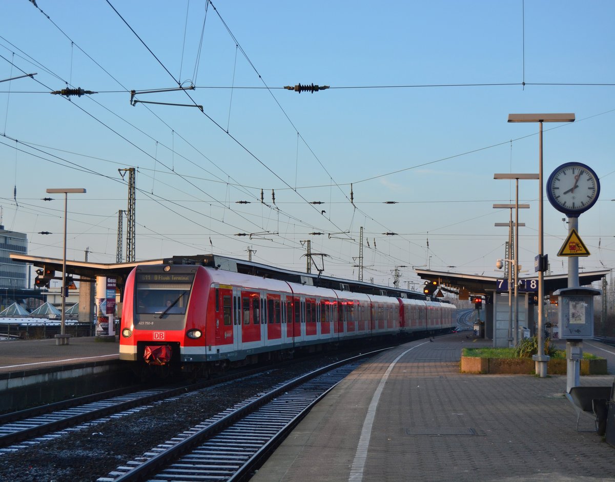 423 570-9 wartet als S11 in Neuss Hbf am Morgen des 25.02.17 auf Ausfahrt.

Neuss 25.02.2017