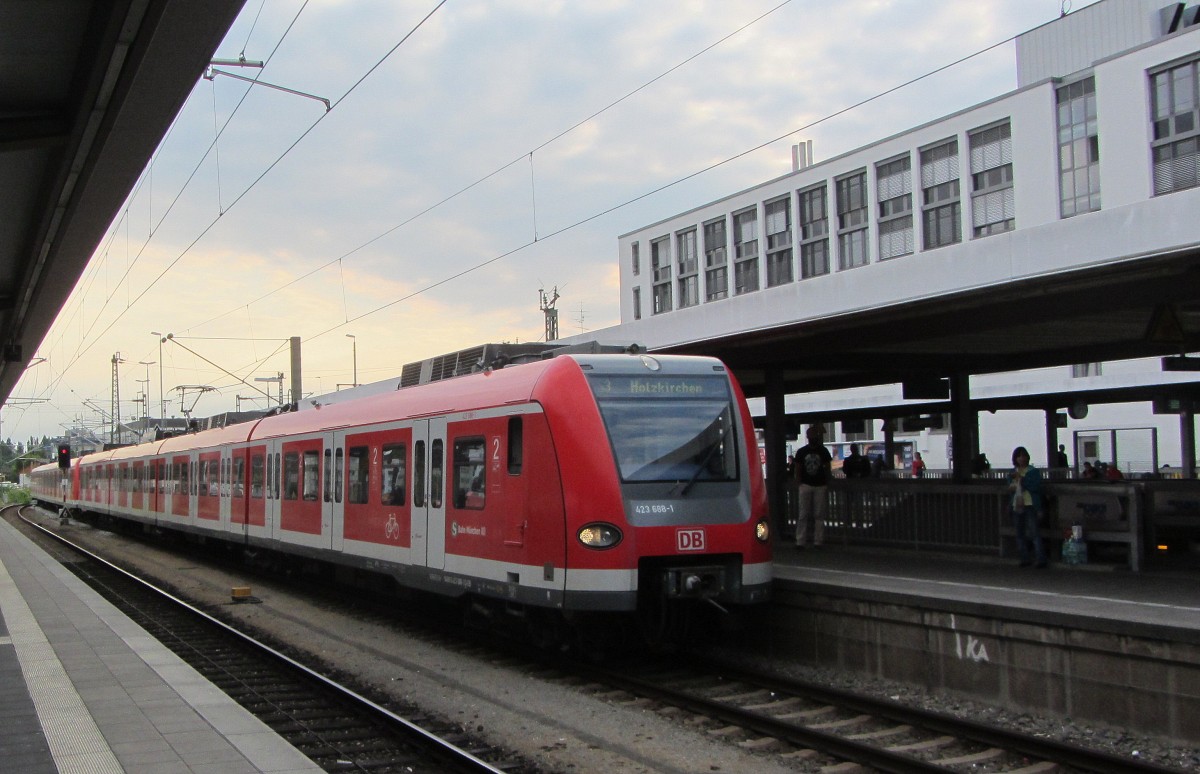 423 688 erreicht am 14. August 2013 als S 3 nach Holzkirchen um 19:15 aus Maisach kommend den Halt M�nchen Ost.