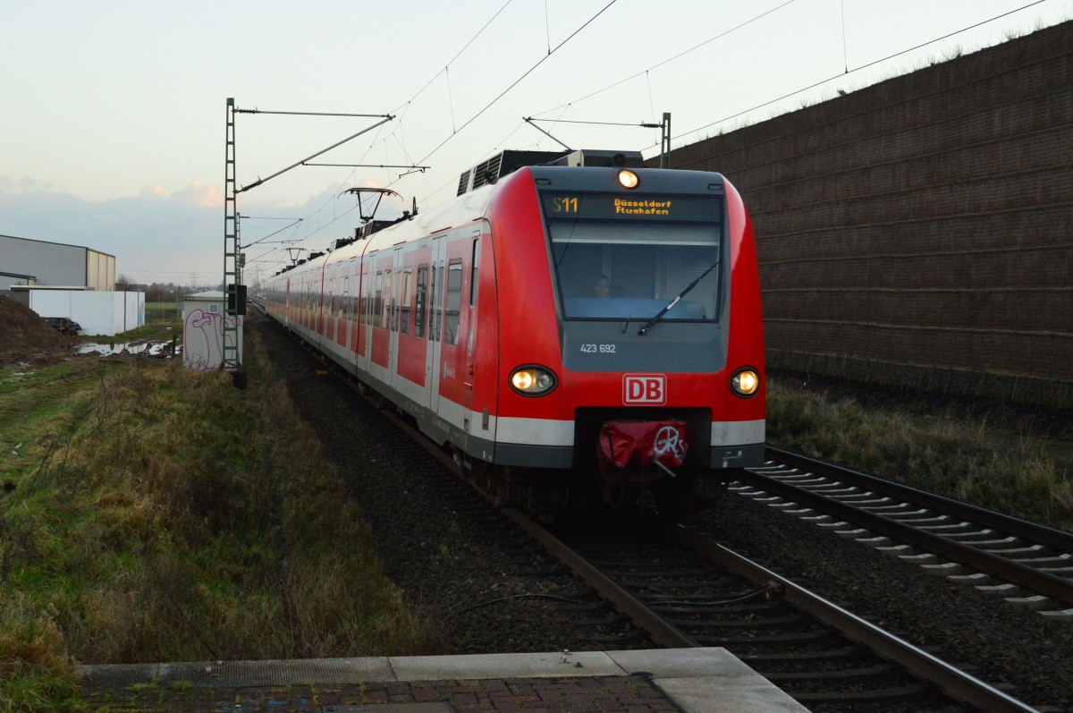 423 692 mit einem S11 nach Düsseldorf Flughafen bei der Anfahrt in Neuss-Allerheiligen am Sonntag den 4.1.2015 