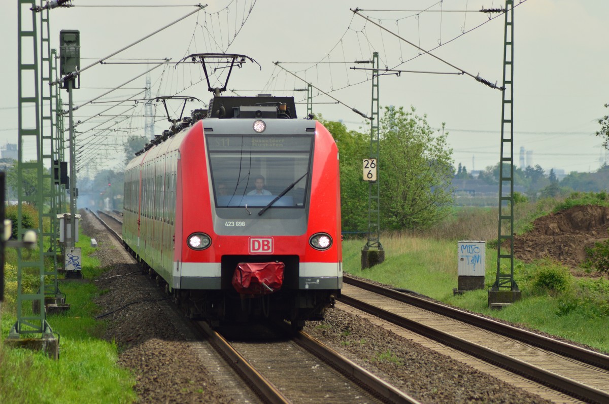 423 698 auf der Kbs 495 als S11 nach Düsseldorf Flughafen unterwegs bei Allerheiligen. 27.4.2014
