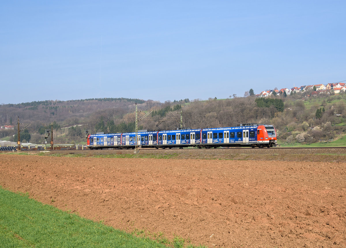 423 710 ein Triebzug der S-Bahn München auf der Fahrt durch das Filstal bei Uhingen an der Fils.(25.3.2017)