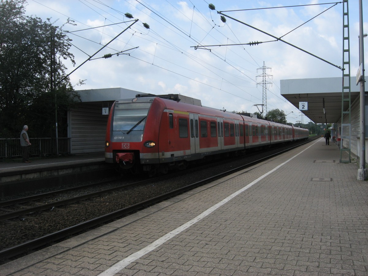 423 750 / 250 mit einer 2. unbekannten BR 423 wurde am 15.9.07 unterwegs als S11 Richtung Bergisch-Gladbach in K-Holweide fotografiert