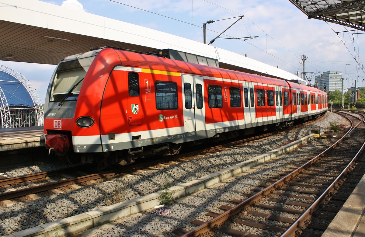 423 751-7 fährt am 13.07.2019 als S11 von Düsseldorf Flughafen Terminal nach Bergisch Gladbach aus dem Kölner Hauptbahnhof aus.
