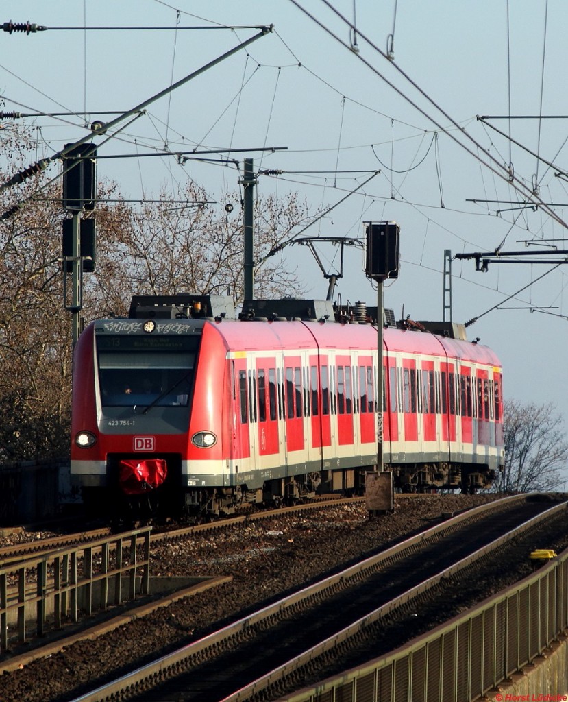 423 754-1 fährt am 13.12.2013 in den Bahnhof Köln-Deutz ein