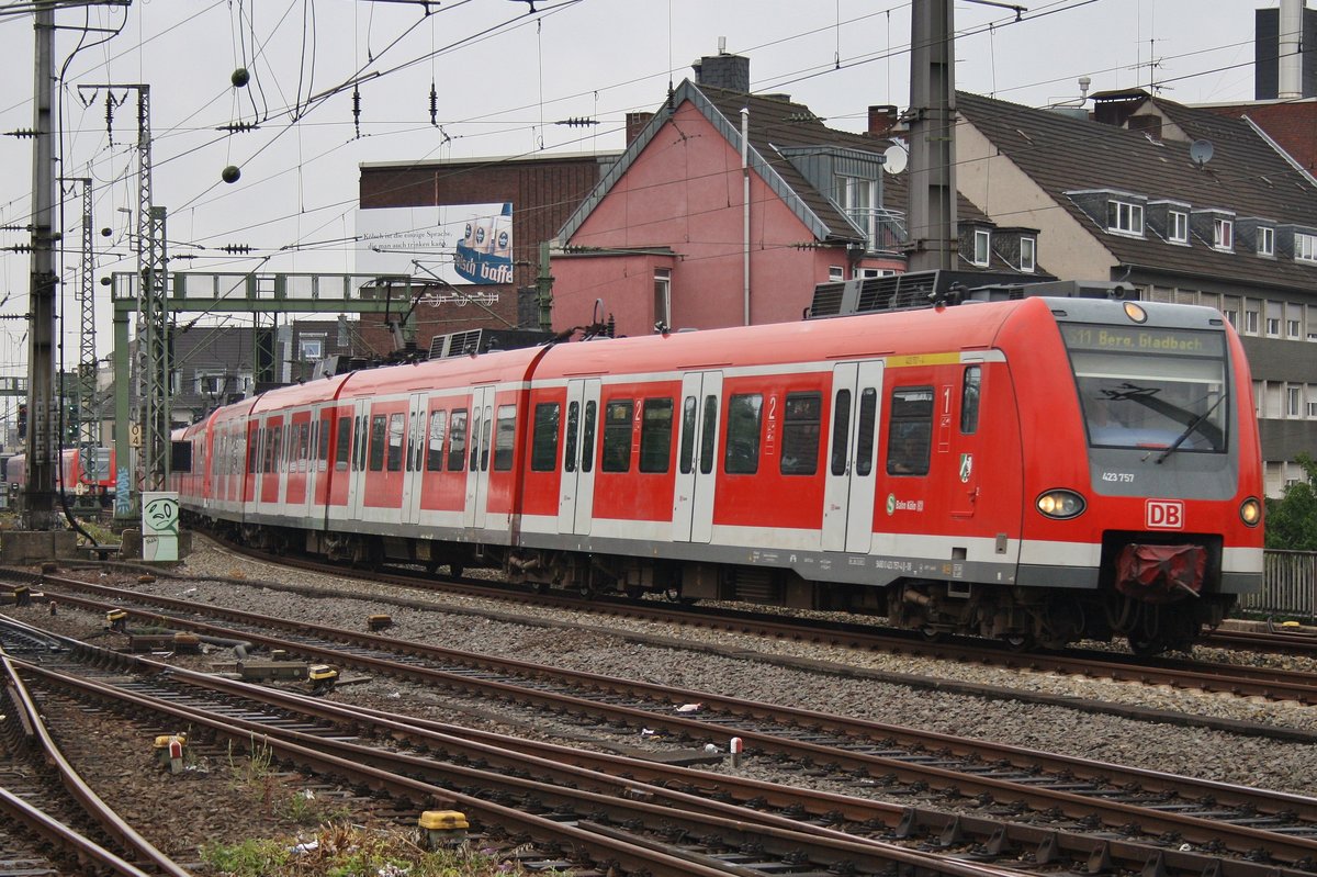 423 757-9 erreicht am 1.7.2017 als S11 von Düsseldorf Flughafen Terminal nach Bergisch Gladbach den Kölner Hauptbahnhof.