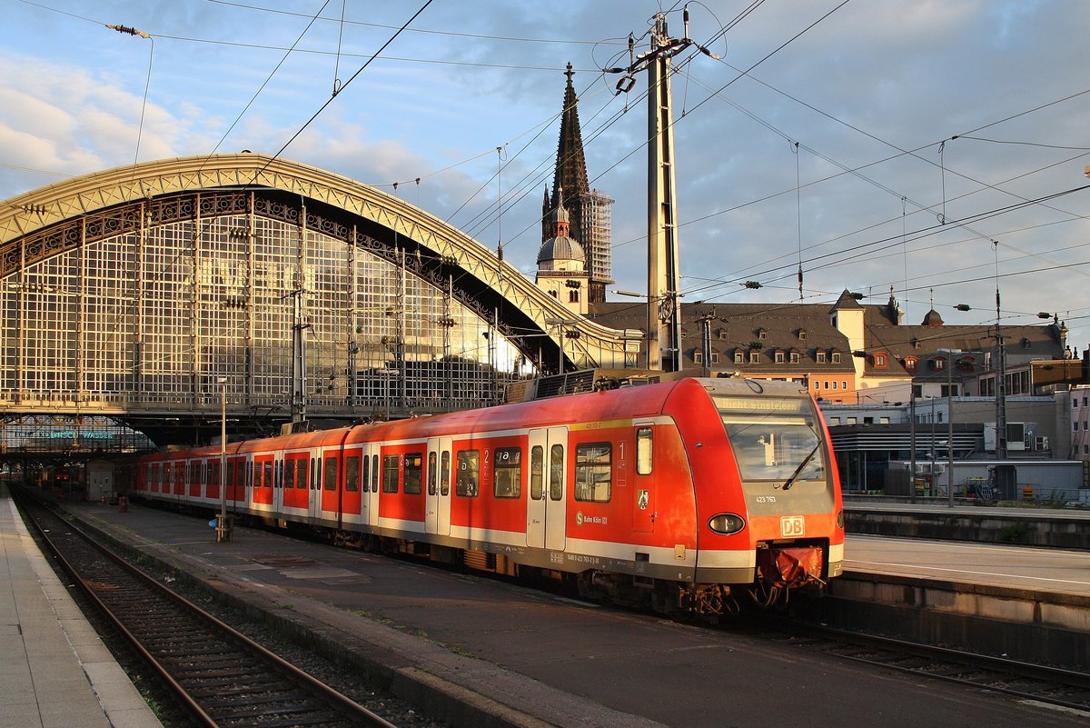 423 763-2 steht am Abend des 3.7.2017 zusammen mit 423 270-9 als Leerzug im Kölner Hauptbahnhof.