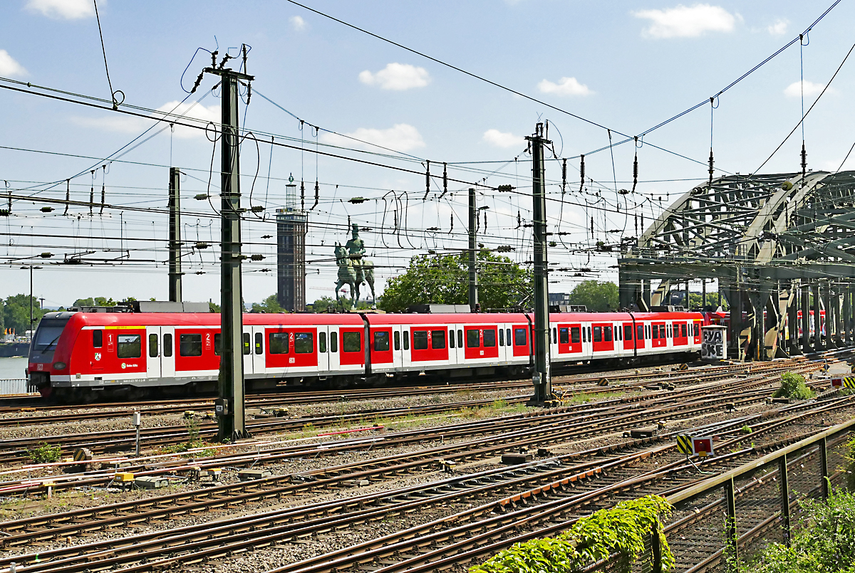 423 797-0 S-Bahn Köln mit Reiterdenkmal im Hintergrund zwischen Hohenzollernbrücke und Hbf Köln - 23.06.2019
