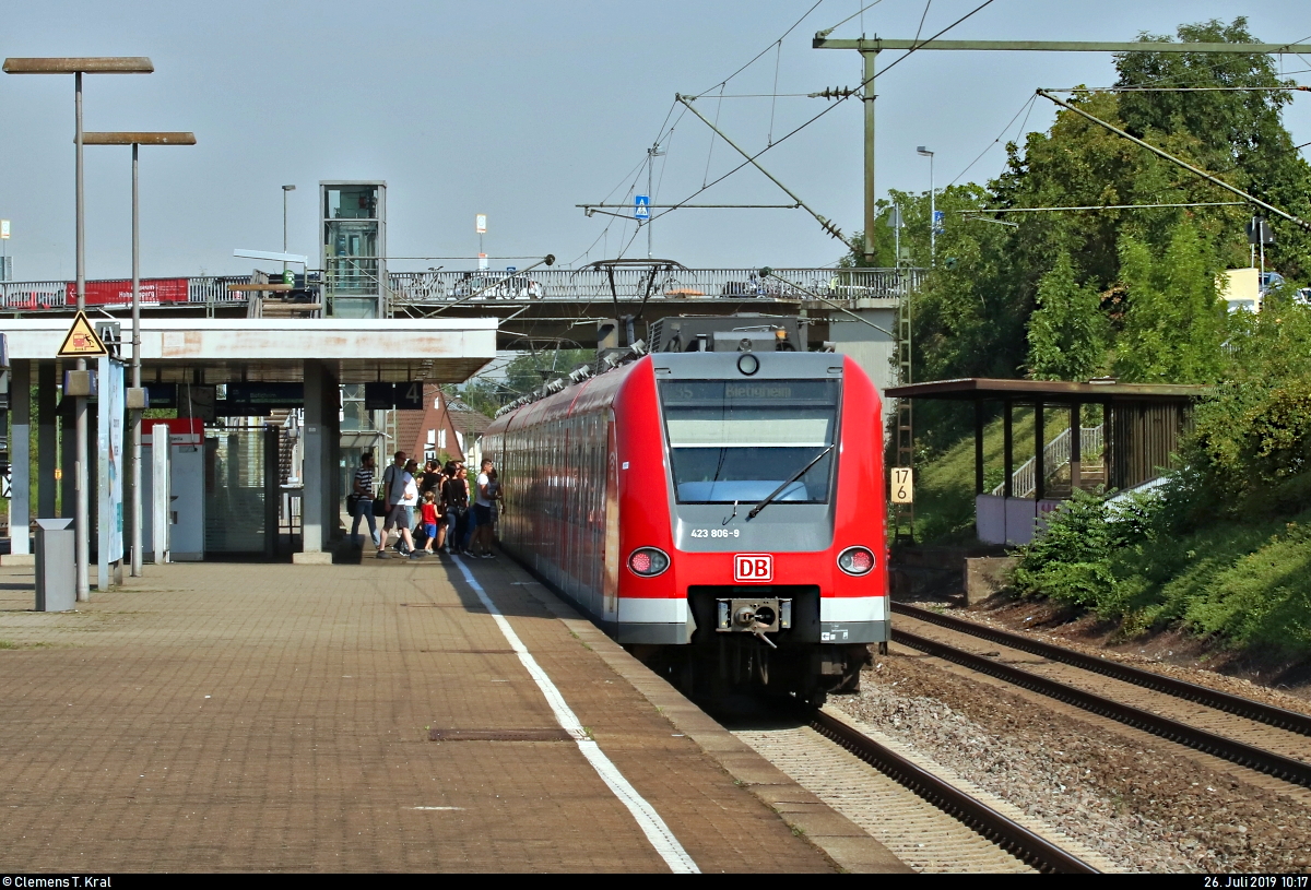 423 806-9 und 423 ??? der S-Bahn Stuttgart als S5 von Stuttgart Schwabstraße nach Bietigheim-Bissingen stehen an diesem sehr heißen Freitagvormittag im Bahnhof Asperg auf der Bahnstrecke Stuttgart–Würzburg (Frankenbahn | 4800).
[26.7.2019 | 10:17 Uhr]
