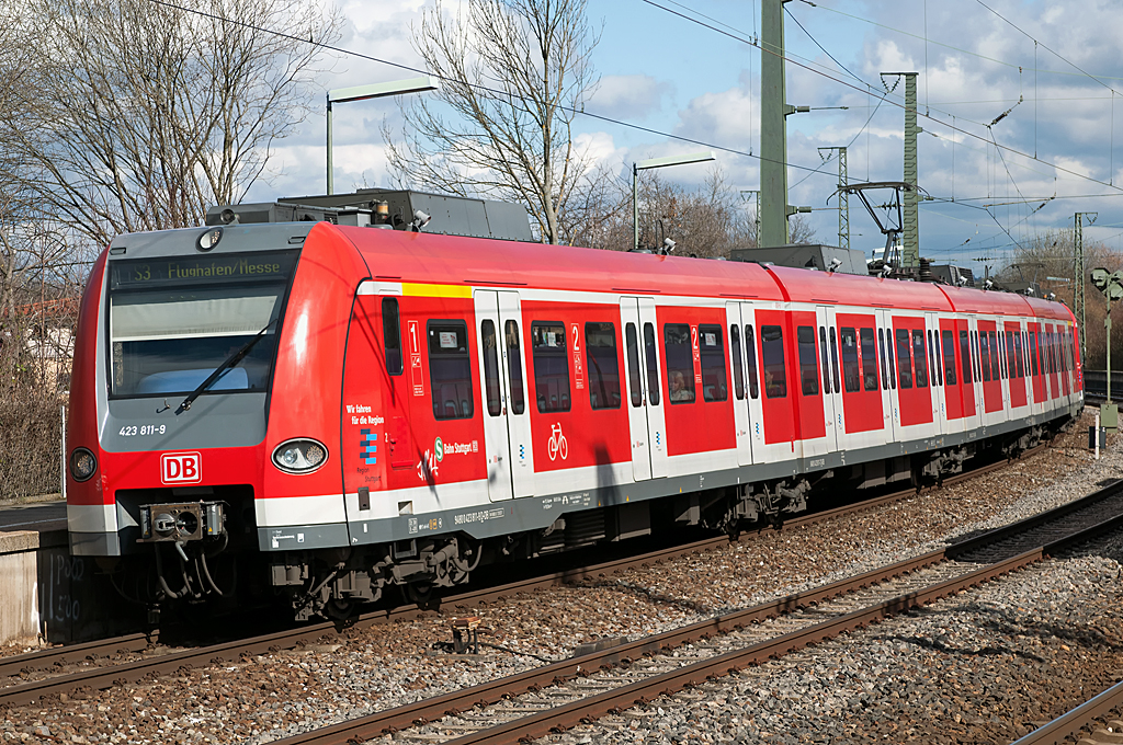 423 811-9 ( 94 80 0423 811-9 D-DB ), KRE 24266, Baujahr 2003, Eigentümer: DB Regio AG - Region Baden-Württemberg, Fahrzeugnutzer: S-Bahn Stuttgart, [D]-Stuttgart, Bh Plochingen / Neckar, 28.02.2014, Waiblingen  