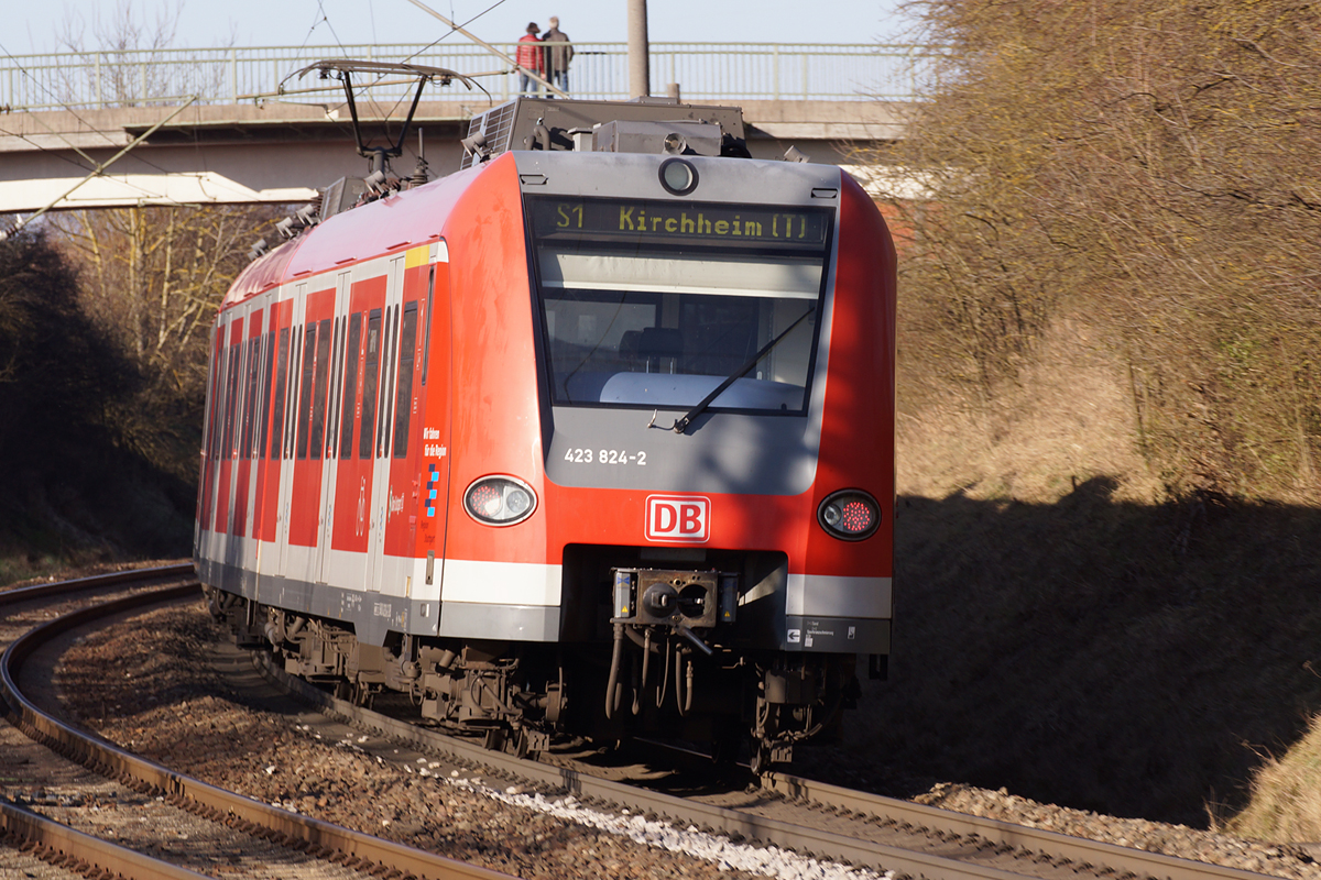 423 824-2 ist soeben in Herrenberg gestartet und auf dem Weg nach Kirchheim (Teck). Aufgenommen am 9.3.2014.