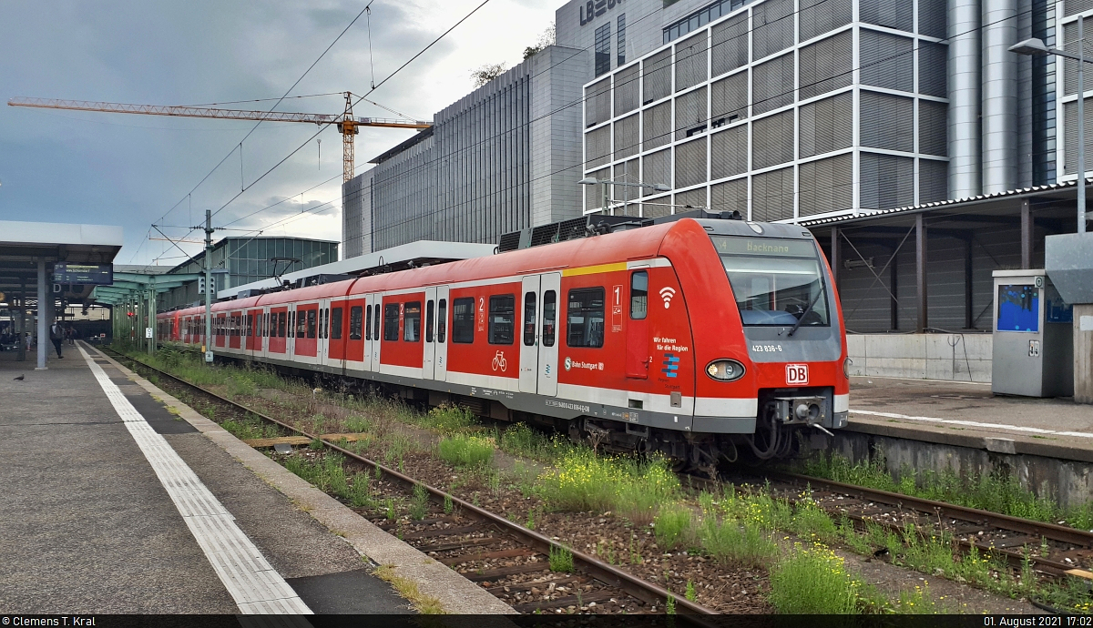 423 836-6 wartet mit einem Schwestertriebzug auf Gleis 2 in Stuttgart Hbf auf die Abfahrt. Der S-Bahn-Tunnel war zu diesem Zeitpunkt wegen umfassender Bauarbeiten gesperrt.

🧰 S-Bahn Stuttgart
🚝 S4 Stuttgart Hbf–Backnang
🕓 1.8.2021 | 17:02 Uhr

(Smartphone-Aufnahme)