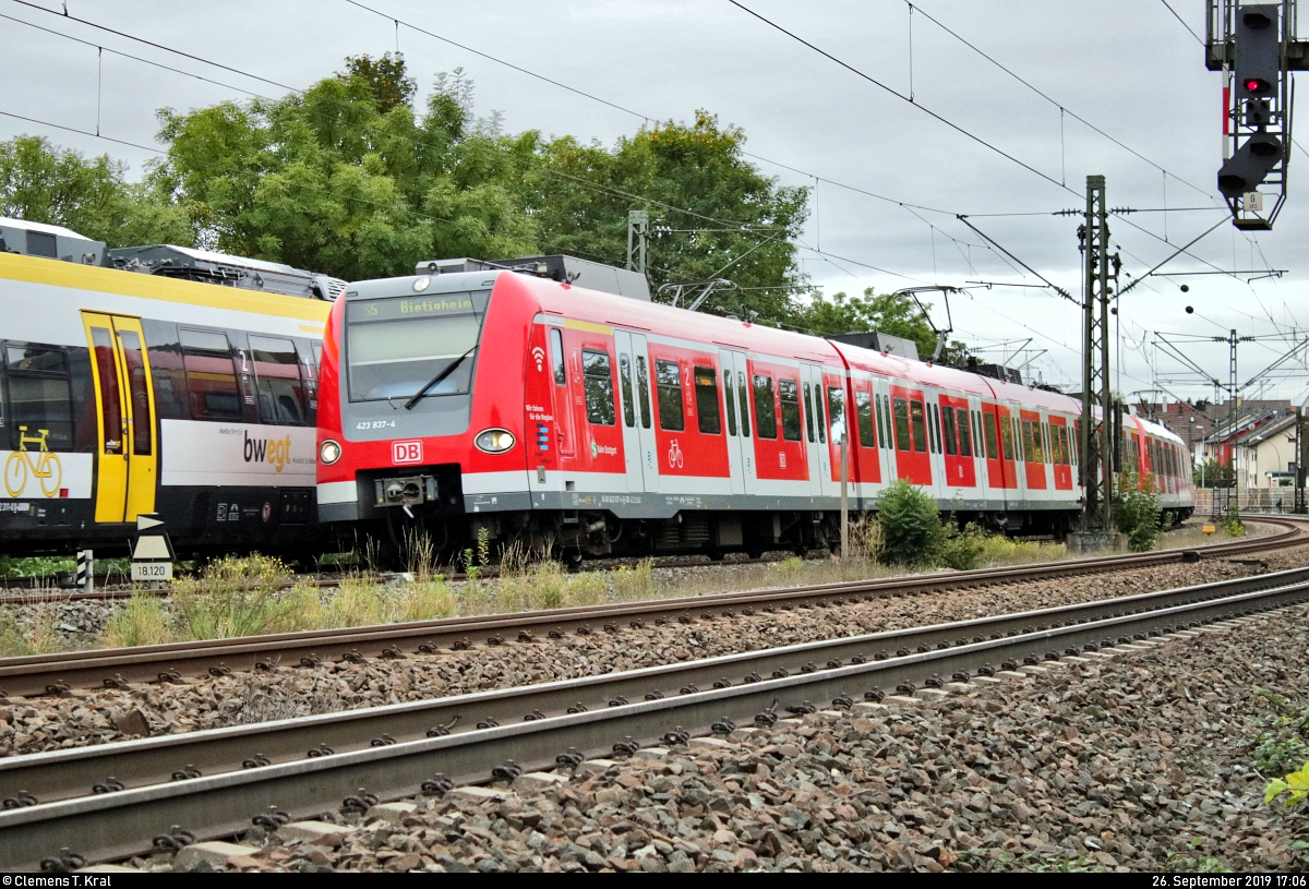 423 837-4 und 423 343-3 der S-Bahn Stuttgart als S5 von Stuttgart Schwabstraße nach Bietigheim-Bissingen fahren in Asperg auf der Bahnstrecke Stuttgart–Würzburg (Frankenbahn | KBS 780).
[26.9.2019 | 17:06 Uhr]