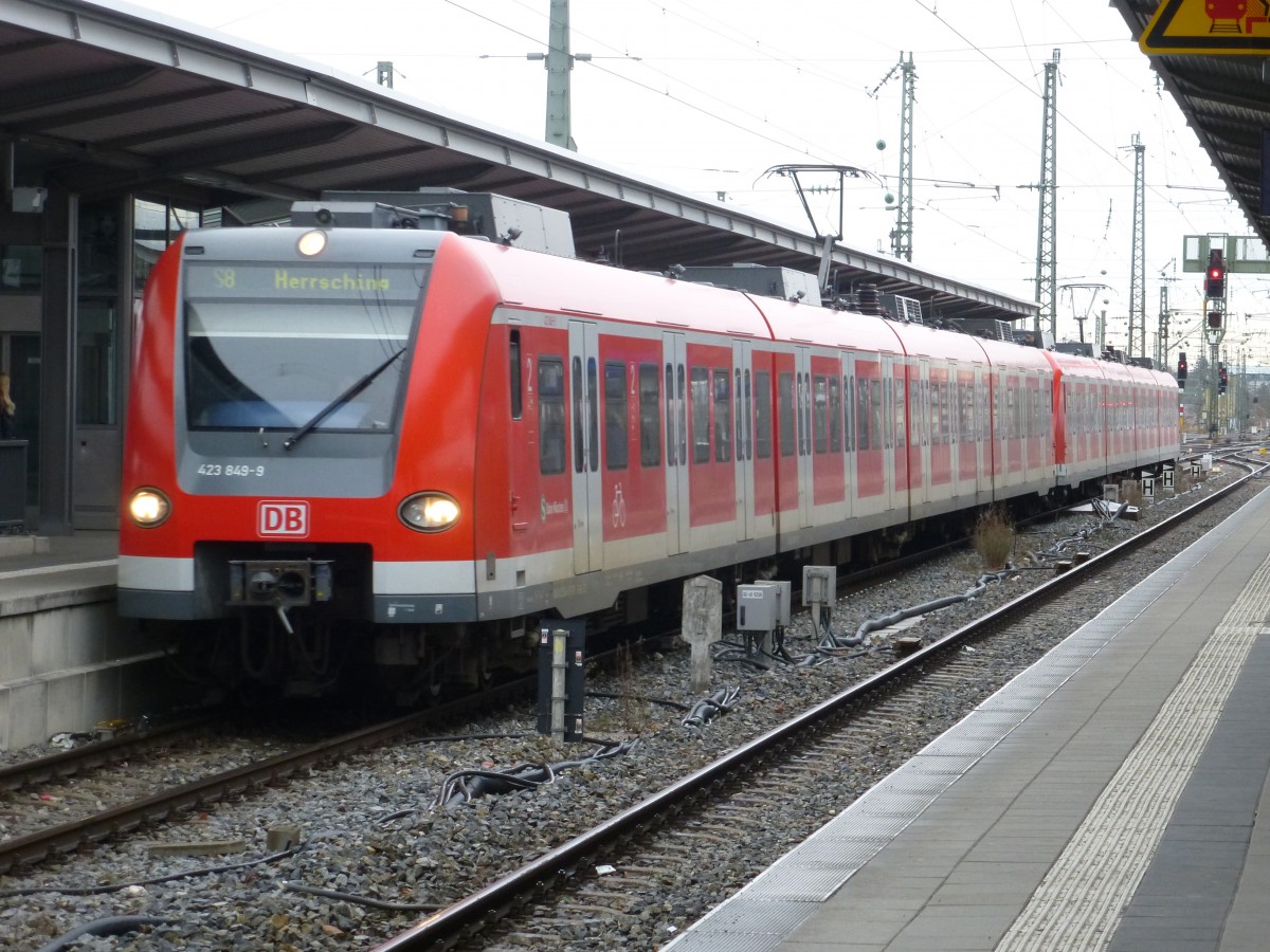 423 849-9 der S-Bahn München steht hier am 04.01.2013 in München Pasing zur Fahrt als S8 nach Herrsching bereit.
