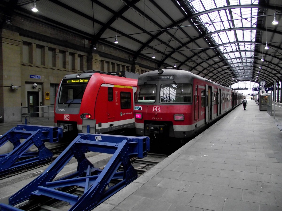 423 894-5 und 420 925-0 der S-Bahn Rhein Main stehen am 21.11.13 in Wiesbaden Hbf 