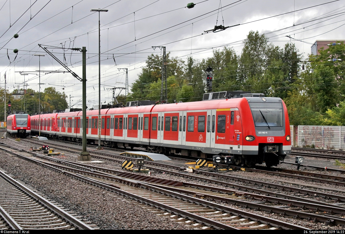 423 962-0 und 423 513-1 der S-Bahn Stuttgart verlassen die Abstellgruppe des Bahnhofs Ludwigsburg Richtung Kornwestheim Pbf.
Aufgenommen am Ende des Bahnsteigs 4/5.
[26.9.2019 | 14:22 Uhr]