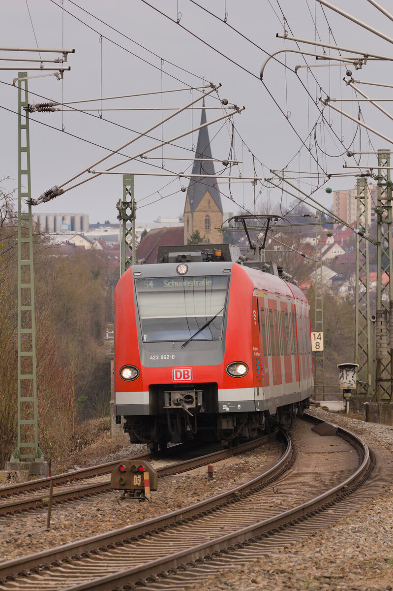 423 962 als S4 Backnang - Stuttgart Schwabstraße erreicht am 06.03.2022 den Bahnhof Benningen. Im Hintergrund ist die STadt Marbach (Neckar) zu erkennen. 