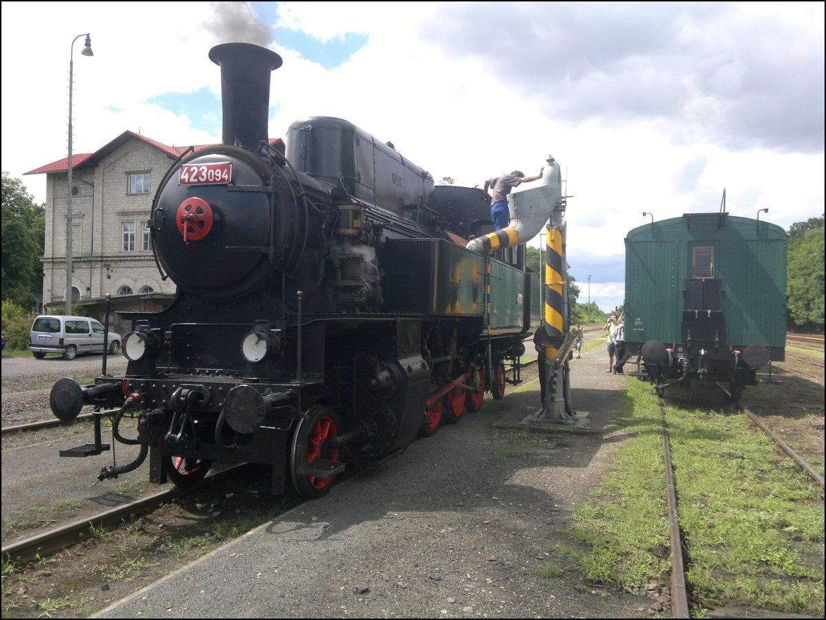 423.094 nimmt am 30.07.2016 Wasser im Bahnhof Luzna u Rakovnika. 