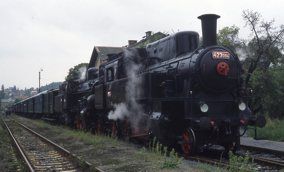 423094 zog zusammen mit 4342186 einen langen vollbesetzten Sonderzug am 2.9.1995 rund um Prag. Immer wieder gab es wie hier im Bahnhof Janonice Fotohalte.