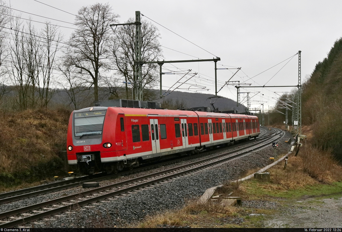 424 001-6  Burgdorf  – der erste seiner Art – hat gleich den nächsten Halt Altenbeken erreicht. Lange wird er hier nicht mehr verkehren.

🧰 S-Bahn Hannover (DB Regio Nord)
🚝 S5 Paderborn Hbf–Hannover Flughafen
🕓 16.2.2022 | 13:26 Uhr