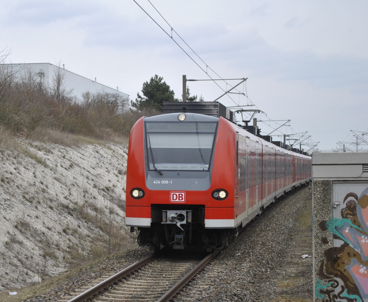 424 008, bei der Einfahrt in Lehrte, am 07.04.2015
