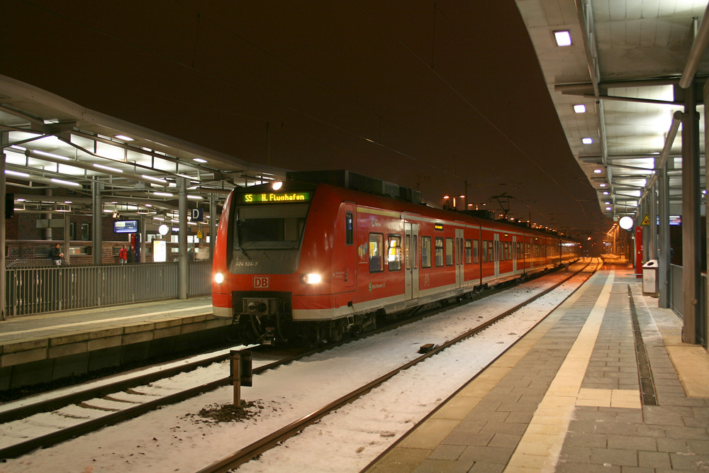 424 024  Seelze  und ein anderer Quitschie halten im winterlichen Bahnhof Langenhagen Mitte.
Aufnahmedatum: 07.12.2010