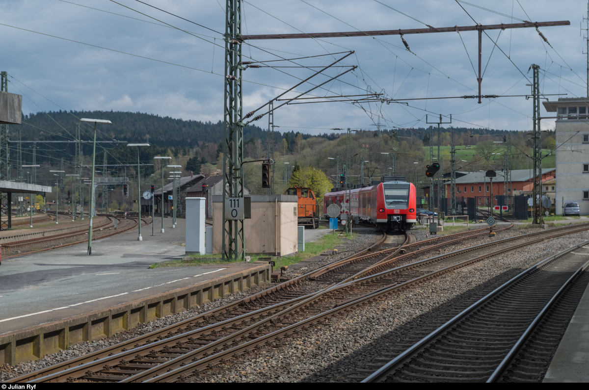 424 028 verlässt am 17. April 2016 als S5 den Bahnhof Altenbeken in Richtung Hannover Flughafen.