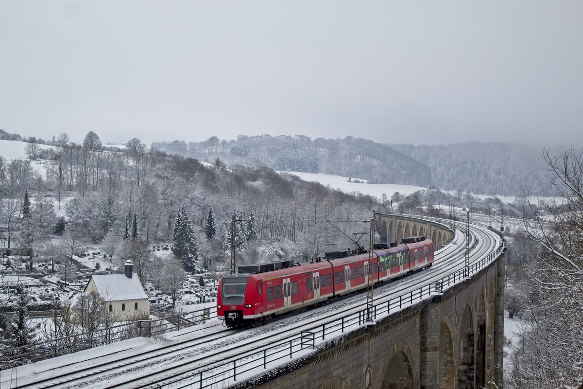 424 035-4  Haste  der S-Bahn Hannover als S5 auf dem Bekeviadukt (09.01.2021) 