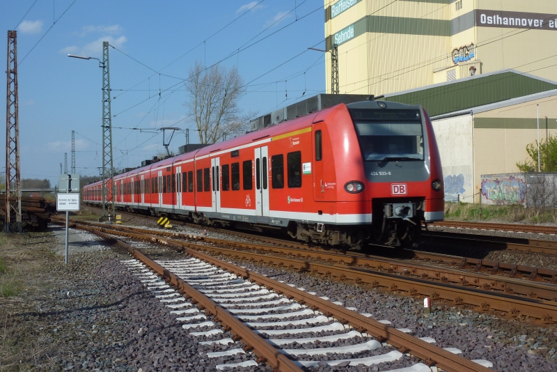 424 533-8 als S3 Hannover - Hildesheim fährt am 15.4.2015 in den Bahnhof Sehnde ein (KBS 323 Lehrte - Hildesheim)