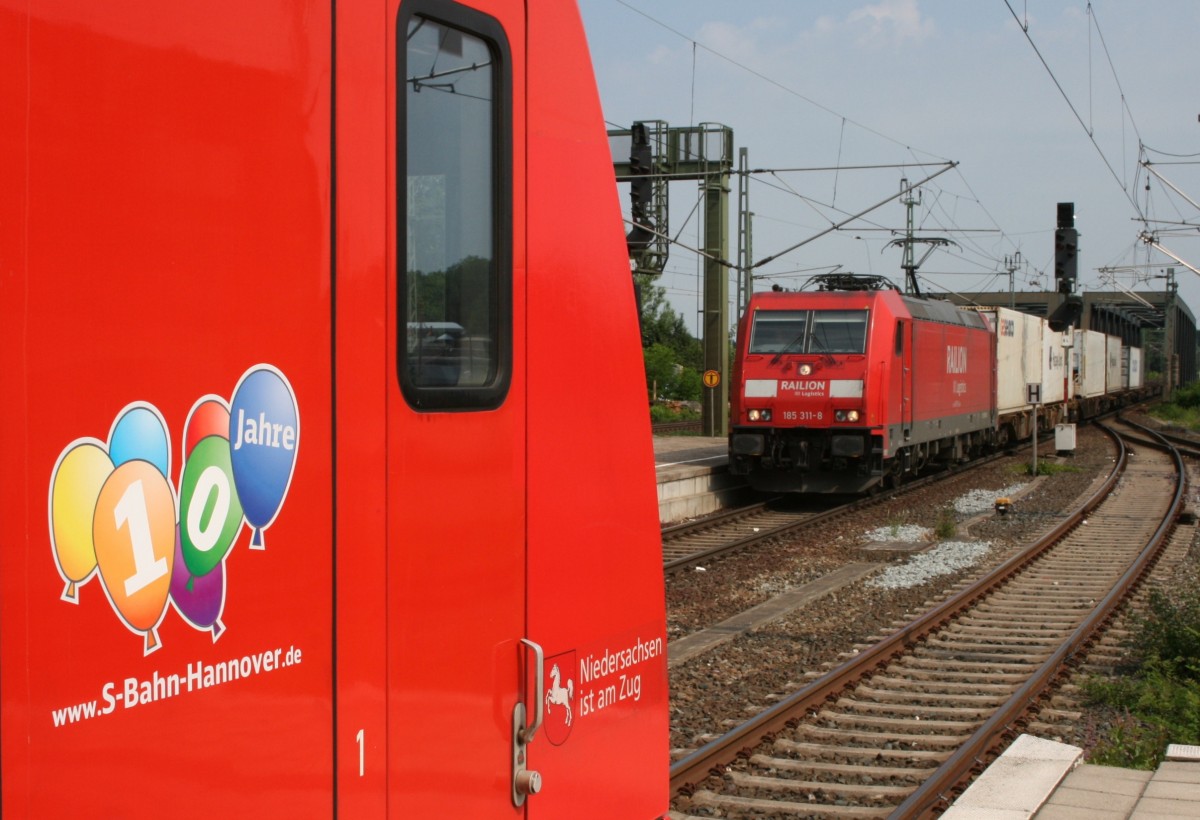 424 xxx feiert das zehnjhrige Jubilum der S-Bahn Hannover, aus der Gegenrichtung naht 185 311 mit TEC 42905 (Maschen–Wien); 25.06.2010, Celle.
