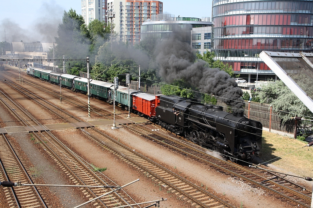 424.247 (UIC-Nr.: H-MNOS 90 55 0424 247-0) fährt am 16.Juni 2018 mit dem Sonderzug zum Eisenbahnmuseum in Bratislava východ aus dem Bahnhof Bratislava-Petržalka.