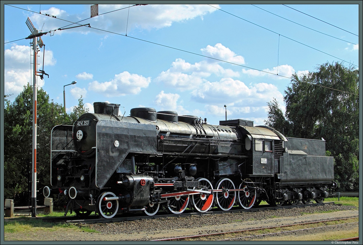 424.353 steht als Denkmal mit einem Flügelsignal im Bahnhof Tokaj. (18.08.2014)
