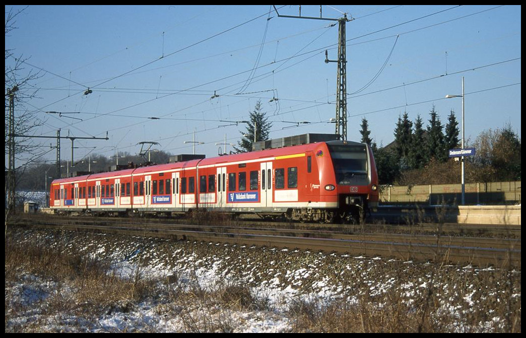 424529 mit Werbefläche hält hier auf der Fahrt nach Hannover HBF am 9.1.2003 im Bahnhof Dedensen-Gümmer.