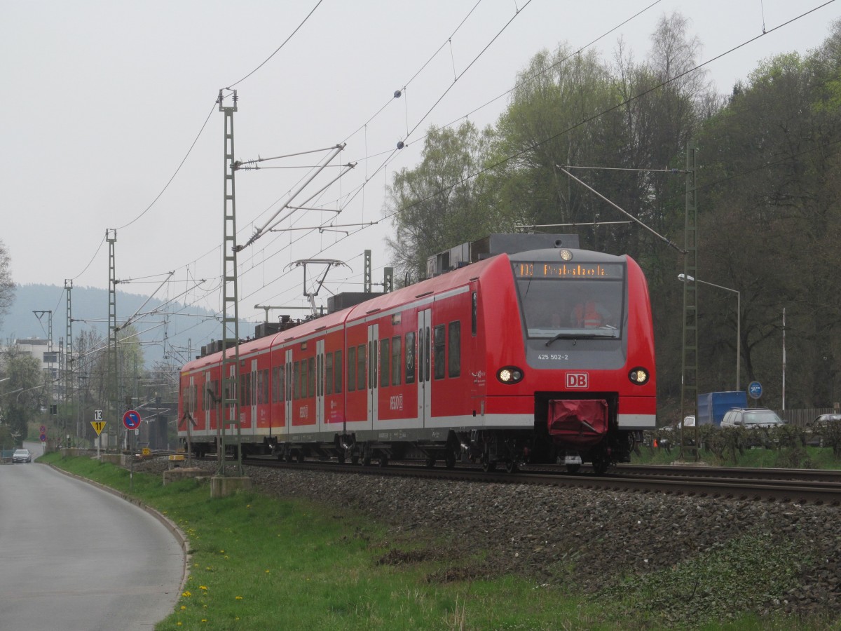 425 002-3 / 502-2 ist am 05. April 2014 als RE nach Probstzella bei Kronach unterwegs.