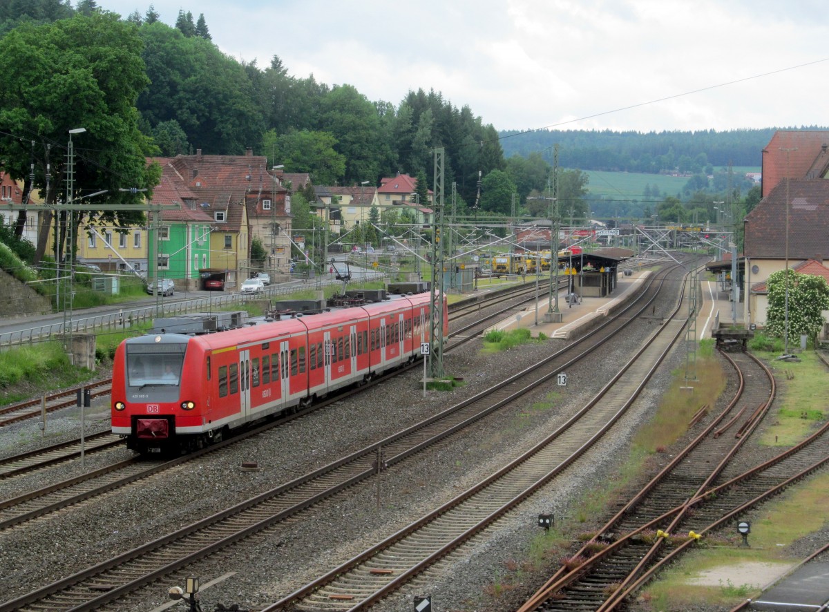 425 005 / 505 verlässt am 30. Mai 2014 den Bahnhof Kronach in Richtung Nürnberg.