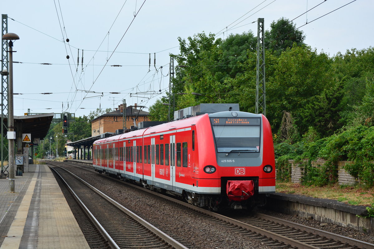 425 005-5 fährt als S1 nach Schönebeck-Bad Salzelmen in Wolmirstedt ein.

Wolmirstedt 22.07.2018
