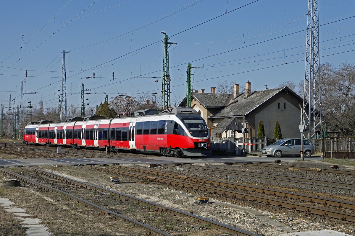 425 007 verlässt am 8.03.2017 den Bahnhof Hegyeshalom Richtung Györ.
