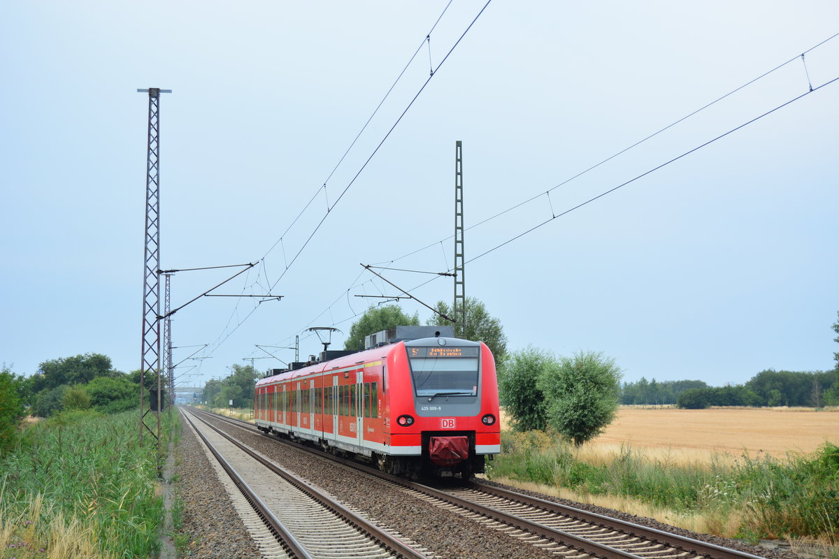 425 008 fährt als S1 nach Schönebeck-Bad Salzelmen in Barleber See aus gen Magdeburg.

Barleben 22.07.2018