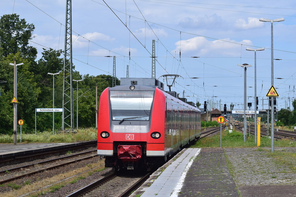 425 008 fährt als S1 nach Schönebeck Bad Salzelmen in Schönebeck ein.

Schönebeck 19.07.2023